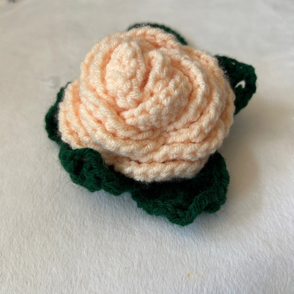 Flower bag charm Crochet Accessory with Green Leaves - Picture 2 of 3